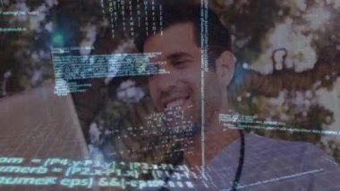 Okuma tableti, kod ve veri işleme animasyonu yüklenmiş bir adam. Teknoloji, kodlama, dijital, programlama, analiz, yenilik