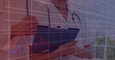 Finansal veri animasyonu ile gülümseyen doktorlar tıbbi ofiste üst üste biniyor. Sağlık, takım çalışması, işbirliği, yenilik, finans, profesyoneller