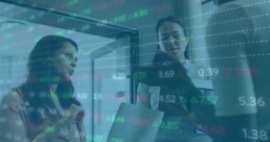 Borsa veri animasyonu ofiste tartışan iş adamları üzerine. Finans, takım çalışması, analitik, şirket, toplantı, işbirliği