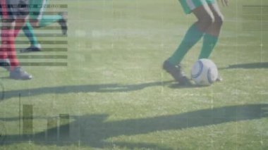 Stadyumda oynayan çeşitli futbolcuların veri işleme animasyonları. Spor, teknoloji ve dijital arayüz kavramı, dijital olarak oluşturulmuş video.