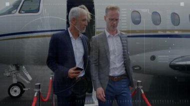 Özel jetin yanında yürüyen iki iş adamı hakkında veri işleme animasyonu. şirket, teknoloji, lüks, seyahat, havacılık, yürütme