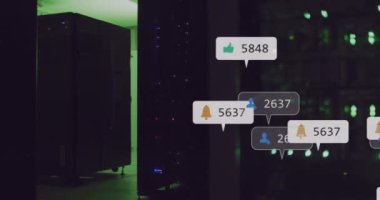 Bilgisayar sunucuları üzerinde dijital simgelerin ve veri işlemlerinin animasyonu. Küresel bağlantılar, hesaplama ve veri işleme kavramı, dijital olarak oluşturulmuş video.