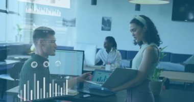 Modern ofiste işbirliği yapan iş arkadaşlarıyla ilgili iş veri analizi animasyonu. Takım çalışması, işbirliği, teknoloji, şirket, strateji