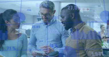 Ofisteki çeşitli iş adamlarıyla ilgili finansal veri işleme resmi. Küresel iş, finans, hesaplama ve veri işleme kavramı dijital olarak oluşturulmuş görüntü.