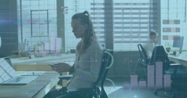 Kafkasyalı bir kadının cep telefonuyla arama yapması üzerine çok renkli bilgi arayüzü. Dijital bileşik, çoklu pozlama, rapor, iş dünyası, küresel ve teknoloji kavramı.