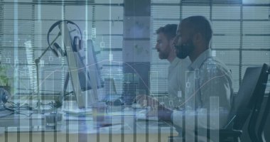 Ofiste çalışan farklı iş arkadaşlarının üzerinde binaların olduğu grafiklerin ve değişen sayıların görüntüsü. Dijital bileşik, çoklu pozlama, rapor, iş, büyüme, mimari ve teknoloji kavramı.