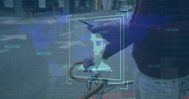 Dijital profil fotoğrafı, numaralar ve cep telefonuyla bisiklet süren beyaz adamın haritası. Dijital bileşik, çoklu pozlama, iş, rakamlar, ulaşım ve teknoloji kavramı.