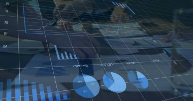 Raporları tartışan farklı iş arkadaşlarının orta kesiminde değişen sayılara sahip grafiklerin resmi. Dijital bileşik, çoklu pozlama, rapor, iş, büyüme, planlama ve takım çalışması kavramı.