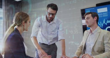 Grafikler, daireler yüklemek ve beyaz iş arkadaşlarının ofiste tartıştığı ticaret kurulu. Dijital bileşik, çoklu pozlama, rapor, iş dünyası, borsa ve takım çalışması kavramı.