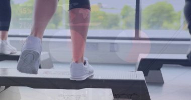 Spor salonunda egzersiz yapan bir kadının mali veri işleme görüntüsü. Küresel spor, iş, bağlantılar, hesaplama ve veri işleme kavramı dijital olarak oluşturulmuş görüntü.