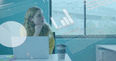 Ofiste not alan düşünceli beyaz bir kadının istatistiksel veri işleme görüntüsü. Bilgisayar arayüzü ve iş veri teknolojisi kavramı