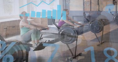 Spor salonunda egzersiz yapan farklı insanların finansal veri işleme görüntüsü. Küresel spor, iş, bağlantılar, hesaplama ve veri işleme kavramı dijital olarak oluşturulmuş görüntü.