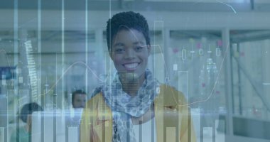 Gülen melez kadının üzerinde değişen sayılar ve binalar olan birden fazla grafik. Dijital bileşik, çoklu pozlama, rapor, iş yeri, ofis, büyüme ve mimari kavram.