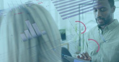 Çeşitli iş arkadaşlarının ofiste raporları tartışması üzerine bilgi arayüzü resmi. Dijital bileşik, çoklu pozlama, iş, küresel, planlama, takım çalışması ve teknoloji kavramı.