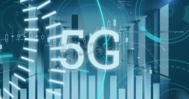 Bilgisayar sunucu odasına karşı 5G metin, yuvarlak tarayıcılar ve istatistiksel veri işleme resmi. Küresel ağ ve iş veri depolama teknolojisi kavramı
