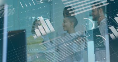 Değişik iş arkadaşlarının şeffaf tahtada strateji planlaması üzerine bilgi arayüzü. Dijital bileşik, çoklu pozlama, rapor, iş dünyası, küresel planlama ve takım çalışması kavramı.