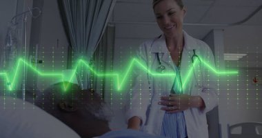 Hastanedeki erkek hastayla konuşan çeşitli kadın doktorlara karşı kalp atış hızı monitörü görüntüsü. Tıbbi sağlık ve kanser farkındalığı teknolojisi kavramı