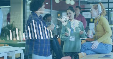 Ofiste birlikte tartışan üç farklı kadın hakkında istatistiksel veri işleme görüntüsü. Bilgisayar arayüzü ve iş veri teknolojisi kavramı