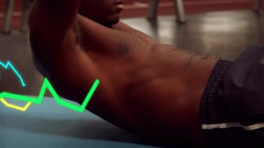 Spor salonunda egzersiz yapan iki ırklı adamın diyagramlarının animasyonu. Teknoloji, spor ve dijital arayüz kavramı, dijital olarak üretilen video.