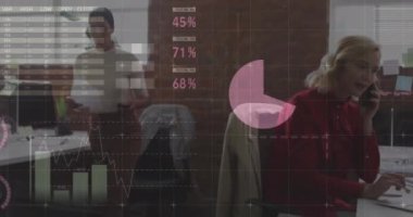Ofiste çalışan çeşitli meslektaşların veri işleme ve diyagramlarının animasyonu. İş, teknoloji ve dijital arayüz kavramı, dijital olarak oluşturulmuş video.