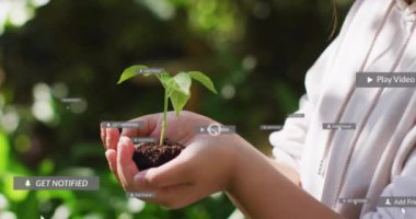 Küçük fabrika sahibi, sosyal medya bilgilendirmeleriyle çevrili biri. Teknoloji, sürdürülebilirlik, çevre, dijital, iletişim, yenilik