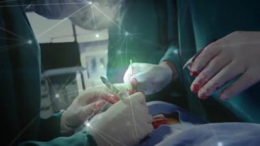 Cerrahlar tıbbi sahnenin üzerinde ağ bağlantılarıyla operasyon yapıyorlar. Sağlık, teknoloji, cerrahi, yenilik, dijital, takım çalışması