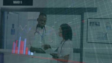 Çeşitli doktorların istatistik ve veri işleme animasyonları. Küresel tıp, bağlantılar, hesaplama ve veri işleme kavramı, dijital olarak oluşturulmuş video.