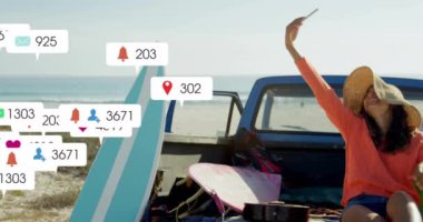 Sahilde selfie çekmek, olay yerinde sosyal medya bilgilendirmeleri yapmak. tatil, yaz, teknoloji, açık hava, yaşam tarzı