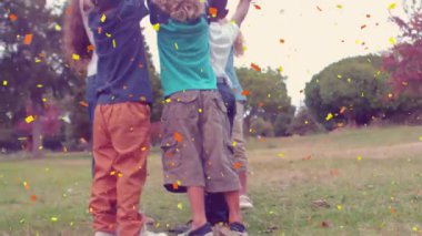 Konfeti düşerken balon tutmak, arka planda kutlama yapmak. Kutlama, açık hava, şenlik, eğlence, mutluluk, parti