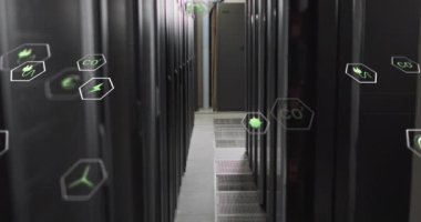 Bilgisayar sunucuları üzerinden eko simgelerin ve dijital veri işlemlerinin animasyonu. Küresel bağlantılar, hesaplama ve veri işleme kavramı, dijital olarak oluşturulmuş video.