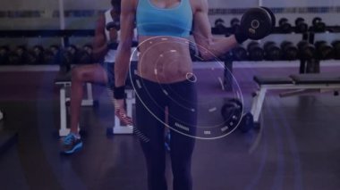 Spor salonunda ağırlık kaldırmak, dijital arayüz animasyonu olan insanlar. Fitness, egzersiz, teknoloji, güç, egzersiz, yenilik