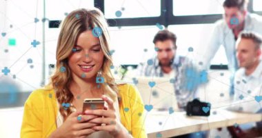 Akıllı telefon kullanan beyaz iş kadını üzerinden dijital simgelerle olan bağlantıların animasyonu. Küresel bağlantılar, hesaplama ve veri işleme kavramı, dijital olarak oluşturulmuş video.