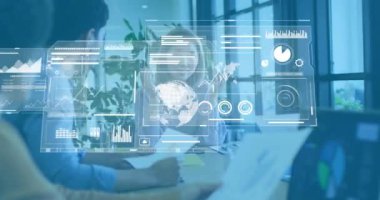 Muhtelif meslekdaşların ofiste çalışmalarını tartışan şemalar ve veri işleme animasyonları. İş, teknoloji ve dijital arayüz kavramı, dijital olarak oluşturulmuş video.