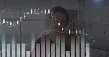 Ofiste tablet kullanan kadın hakkındaki finansal veri animasyonunu analiz ediyorum. Finans, analiz, iş, teknoloji, dijital, profesyonel