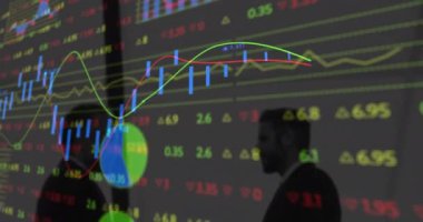 Borsa veri animasyonu, eğilimleri analiz eden iş adamlarının siluetleri üzerinde. Finans, analitik, ekonomi, takım çalışması, teknoloji, strateji