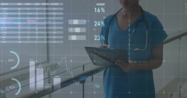 Tıbbi veriler analiz ediliyor, tıbbi bakım uzmanı tablet kullanıyor ve stetoskop tutuyor. technology, medicine, analysis, doctor, digital, diagnostics