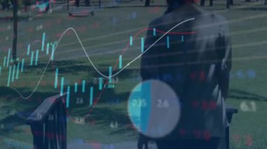 Parkta yürüyen kişinin mali verileri ve borsa animasyonu. Finans, veri analizi, ticaret, yatırım, açık hava, iş