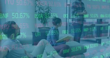 Ofis toplantısındaki çeşitli iş adamlarıyla ilgili borsa veri animasyonu. finans, takım çalışması, teknoloji, şirket