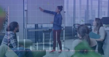 Ofiste konuşan çeşitli meslektaşların diyagramlarının animasyonu. İş, teknoloji ve dijital arayüz kavramı, dijital olarak oluşturulmuş video.