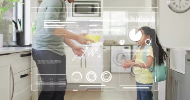 Baba, veri analizi ve küresel bağlantı animasyonu olan kızına beslenme çantası veriyor. Aile, teknoloji, eğitim, çocuklar, modern, etkileşim