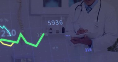 Tıbbi istatistik animasyonunu analiz ediyorum. Steteskoplu laboratuvar önlüklü doktor. Sağlık, analiz, veri