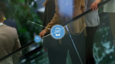 Akıllı telefon simgeleri ağı ve yürüyen merdivendeki insanlar üzerindeki animasyon bağlantıları. Teknoloji, bağlantı, akıllı telefonlar, iletişim, dijital, kentsel
