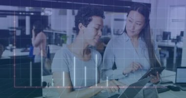 Ofiste konuşan çeşitli bayan meslektaşların diyagramlarının animasyonu. İş, teknoloji ve dijital arayüz kavramı, dijital olarak oluşturulmuş video.