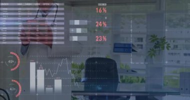 Küresel sağlık istatistikleri animasyonuna bakan panosu olan doktor tıbbi verileri analiz ediyor. Sağlık, analitik, araştırma, teknoloji, analiz