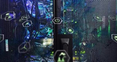 Bilgisayar sunucuları üzerinden eko simgelerin ve dijital veri işlemlerinin animasyonu. Küresel bağlantılar, hesaplama ve veri işleme kavramı, dijital olarak oluşturulmuş video.