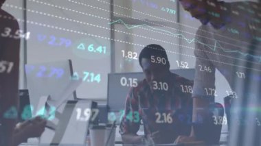 Ofiste konuşan çeşitli meslektaşların veri işleme animasyonları. İş, teknoloji ve dijital arayüz kavramı, dijital olarak oluşturulmuş video.