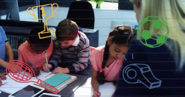 Çeşitli okul çocukları ve bayan öğretmenler üzerinde okul ikonlarının canlandırılması. Küresel eğitim, öğrenme, bağlantılar, hesaplama ve veri işleme kavramı, dijital olarak oluşturulmuş video.