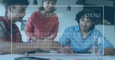 Ofiste çalışan çeşitli meslektaşların veri işleme animasyonları. Küresel iş, bilgisayar ve dijital arayüz kavramı, dijital olarak oluşturulmuş video.