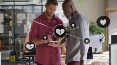 Ağ bağlantıları ve veri işleme animasyonları olan çeşitli iş adamları. Takım çalışması, işbirliği, bağlantı, ağ, teknoloji, şirket