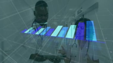 Çeşitli doktorların istatistik ve veri işleme animasyonları. Küresel tıp, bağlantılar, hesaplama ve veri işleme kavramı, dijital olarak oluşturulmuş video.